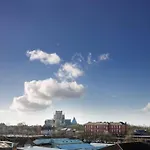 2 Bedroom Penthouse - Large Balcony - Minster View