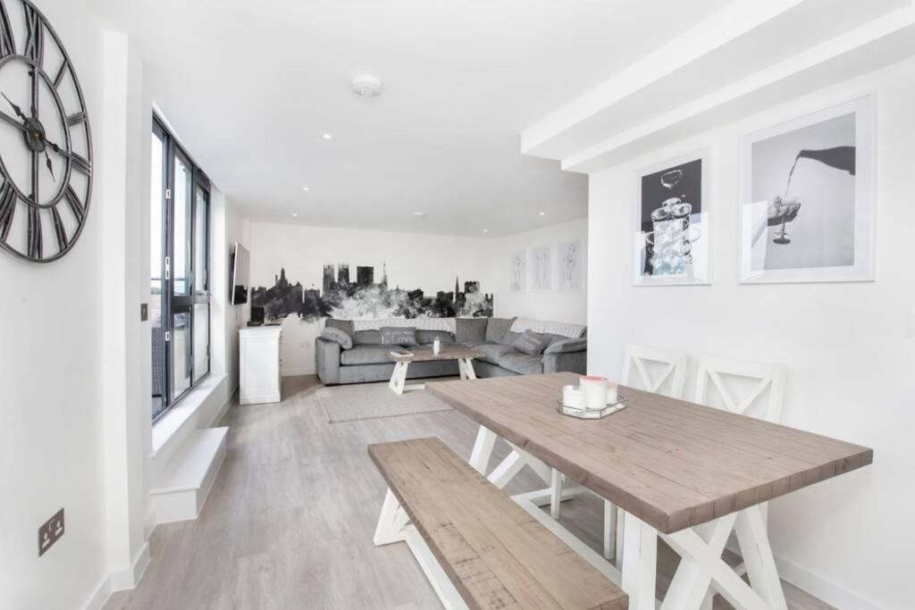 2 Bedroom Penthouse - Large Balcony - Minster View Apartemen York