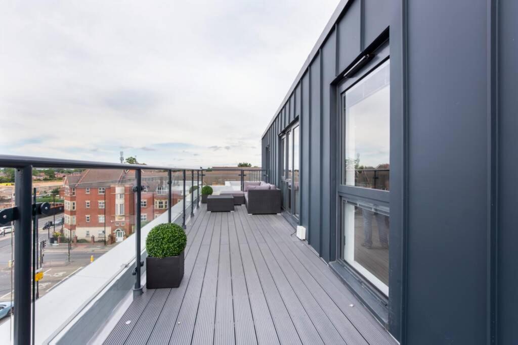 2 Bedroom Penthouse - Large Balcony - Minster View Apartemen